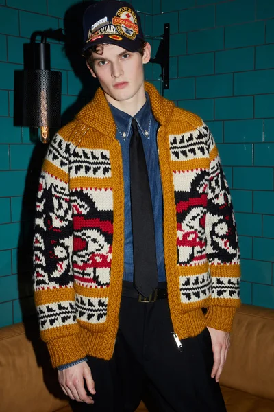 Look 16